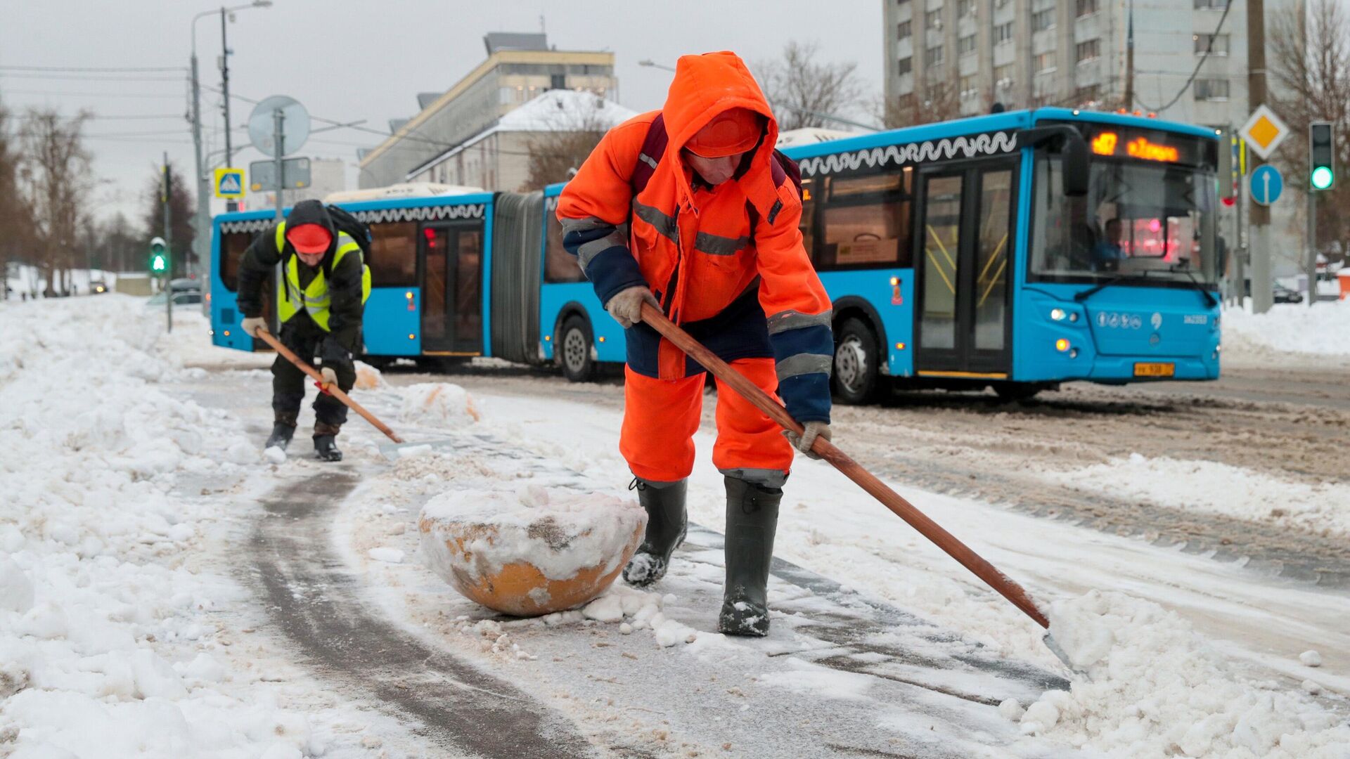 Москва чистят снег