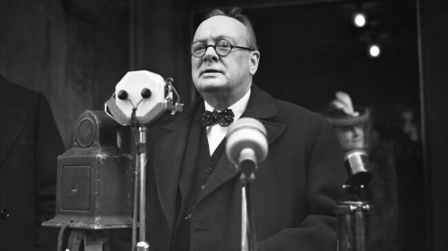 Премьер-министр Великобритании Уинстон Черчилль во время обращения к толпе у вербовочного центра в Лондоне, 24 апреля 1939 года