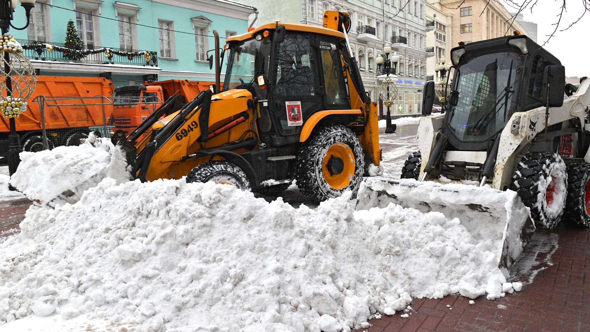 Коммунальные службы ликвидируют последствия снегопада в Москве - РИА Новости, 1920, 27.11.2023