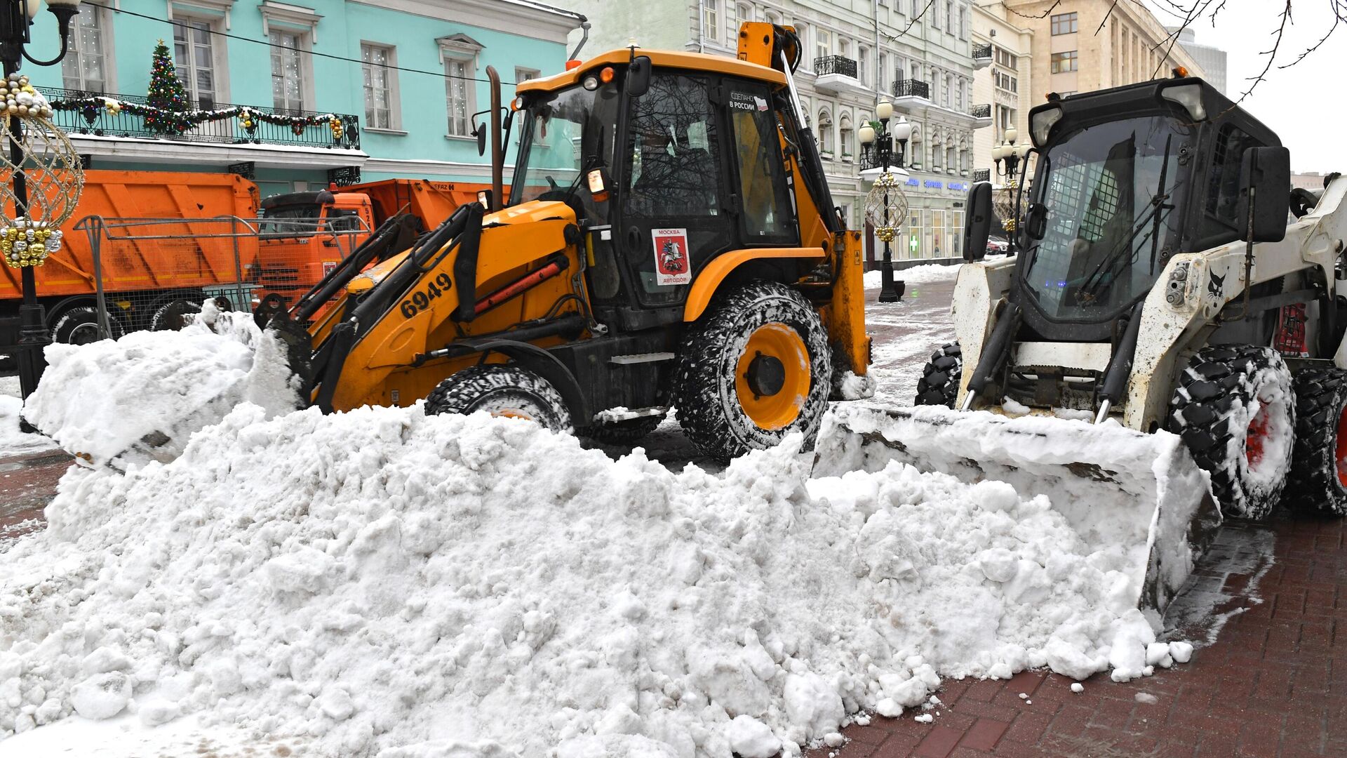 Коммунальные службы ликвидируют последствия снегопада в Москве - РИА Новости, 1920, 27.11.2023