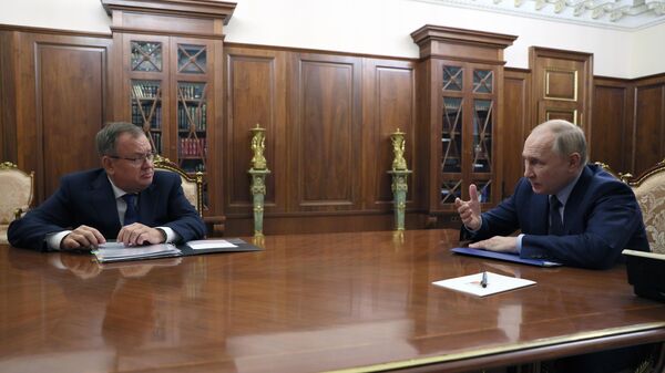 Президент РФ Владимир Путин и президент - председатель правления Банка ВТБ Андрей Костин во время встречи. 27 ноября 2023