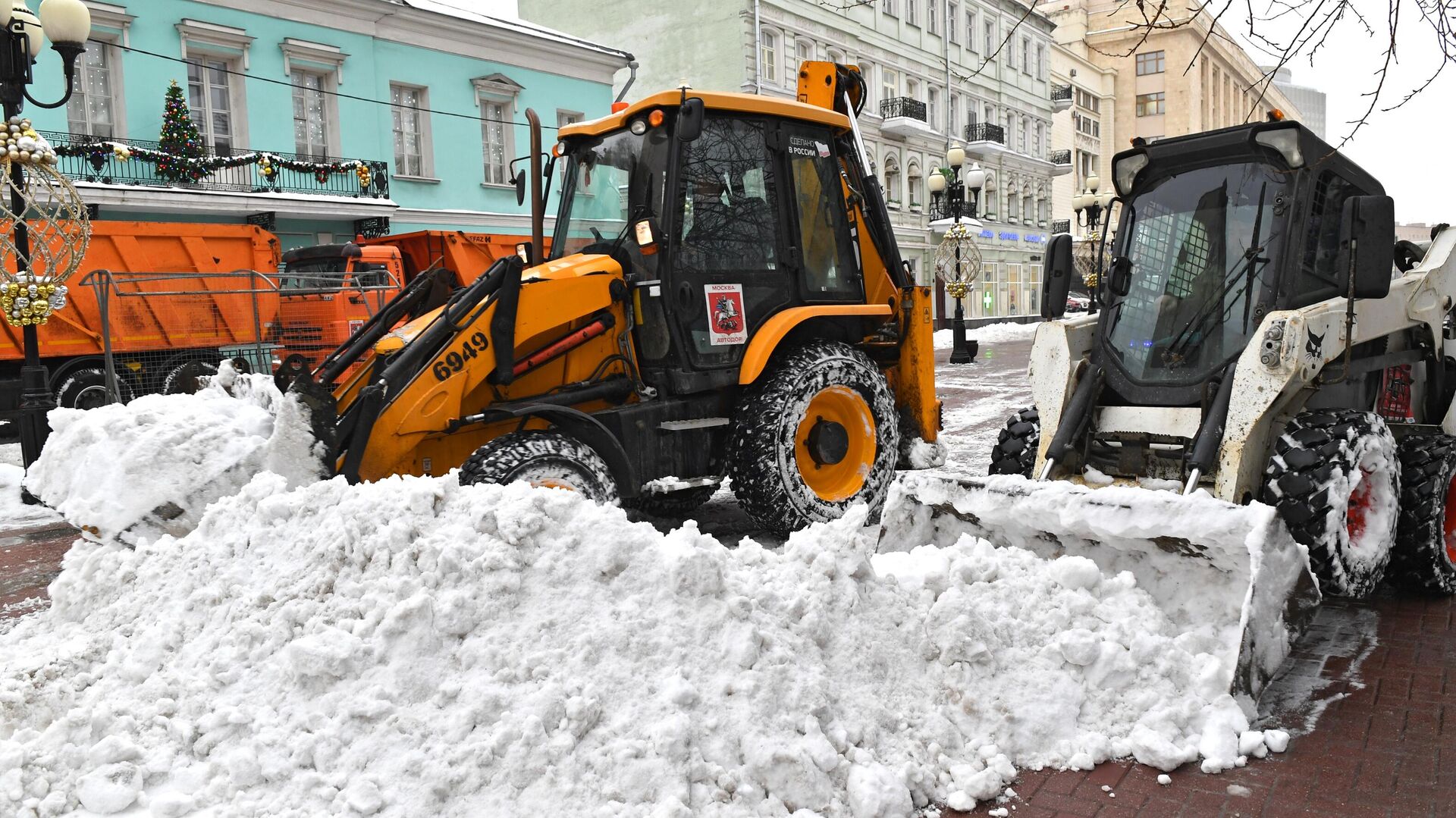 Коммунальные службы ликвидируют последствия снегопада в Москве - РИА Новости, 1920, 17.12.2023