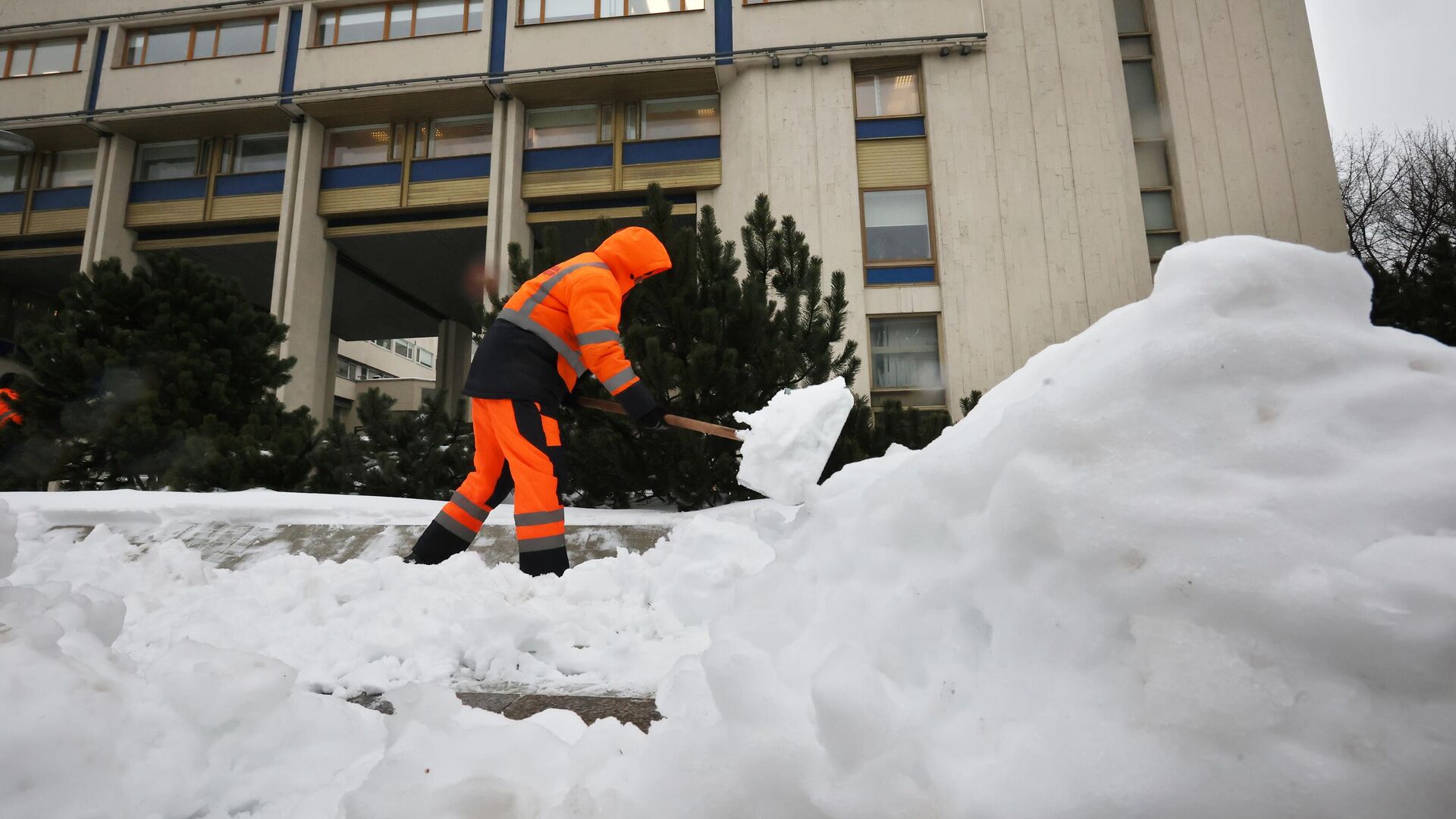 Коммунальные службы ликвидируют последствия снегопада в Москве. 27 ноября 2023 - РИА Новости, 1920, 27.11.2023