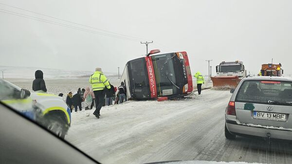 Место ДТП, где на заснеженной дороге перевернулся автобус с молдавскими пассажирами в Румынии. 26 ноября 2023