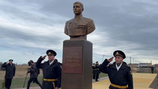 Памятник Алексею Суханову в Махачкале