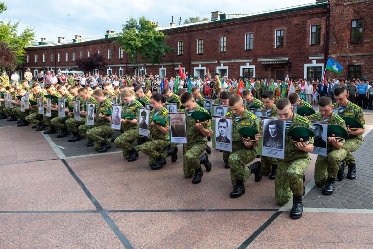 Военнослужащие держат портреты пограничников, погибших в 1941 году. Международная молодежная патриотическая акция Боевой расчет на территории Мемориального комплекса Брестская крепость – герой