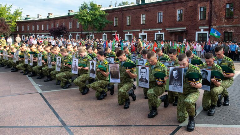 Военнослужащие держат портреты пограничников, погибших в 1941 году. Международная молодежная патриотическая акция Боевой расчет на территории Мемориального комплекса Брестская крепость – герой