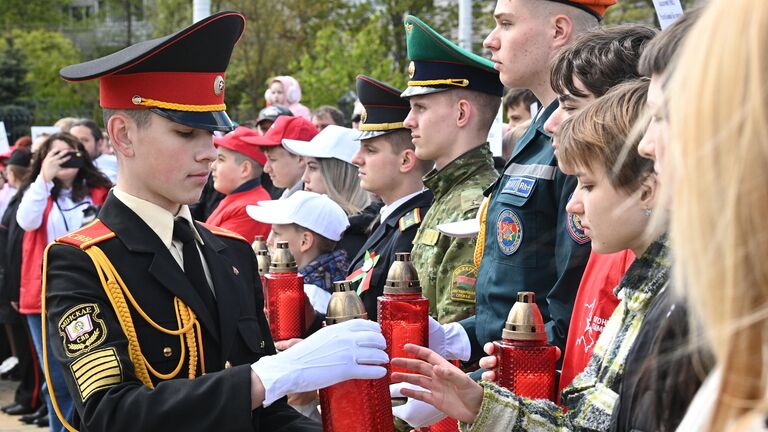 Кадет Минского суворовского военного училища передает лампаду с частичкой Вечного огня из Александровского сада Москвы учащимся минских школ во время патриотической акции Огонь памяти в минском Храме‐памятнике в честь Всех святых и в память о жертвах, спасению Отечества нашего послуживших.