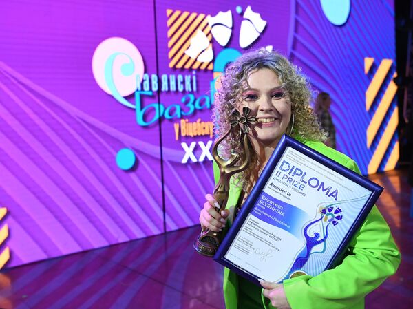 Певица Елизавета Слышкина, награжденная дипломом второй степени, после церемонии награждения на торжественном закрытии XXXII Международного фестиваля искусств Славянский базар в Витебске