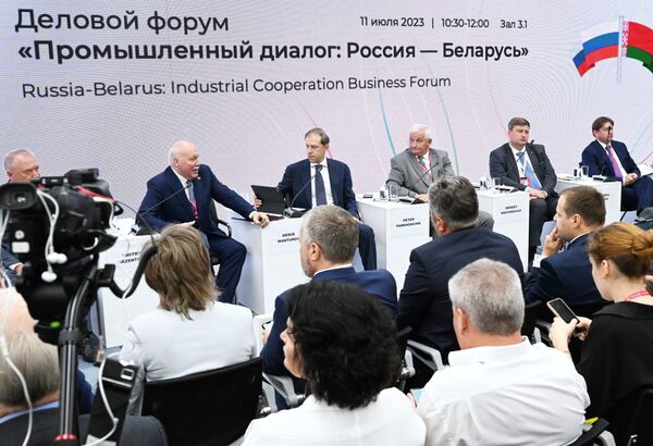 Участники делового форума Промышленный диалог: Россия – Беларусь в рамках международной промышленной выставки Иннопром-2023 в Екатеринбурге