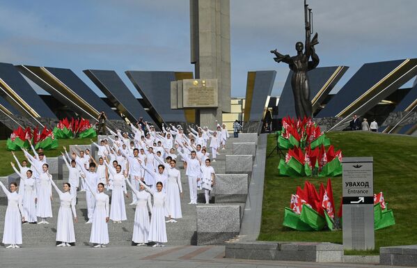 Торжественная церемония возложения цветов к стеле Минск – город-герой, приуроченная к 956-летию белорусской столицы