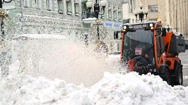 Коммунальные службы ликвидируют последствия снегопада в Москве