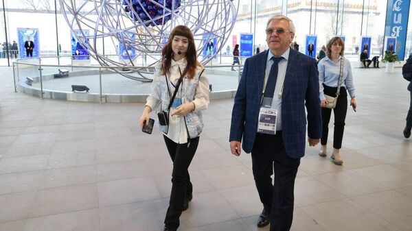Председатель законодательного собрания Нижегородской области Евгений Люлин во время посещения стенда региона на выставке на ВДНХ
