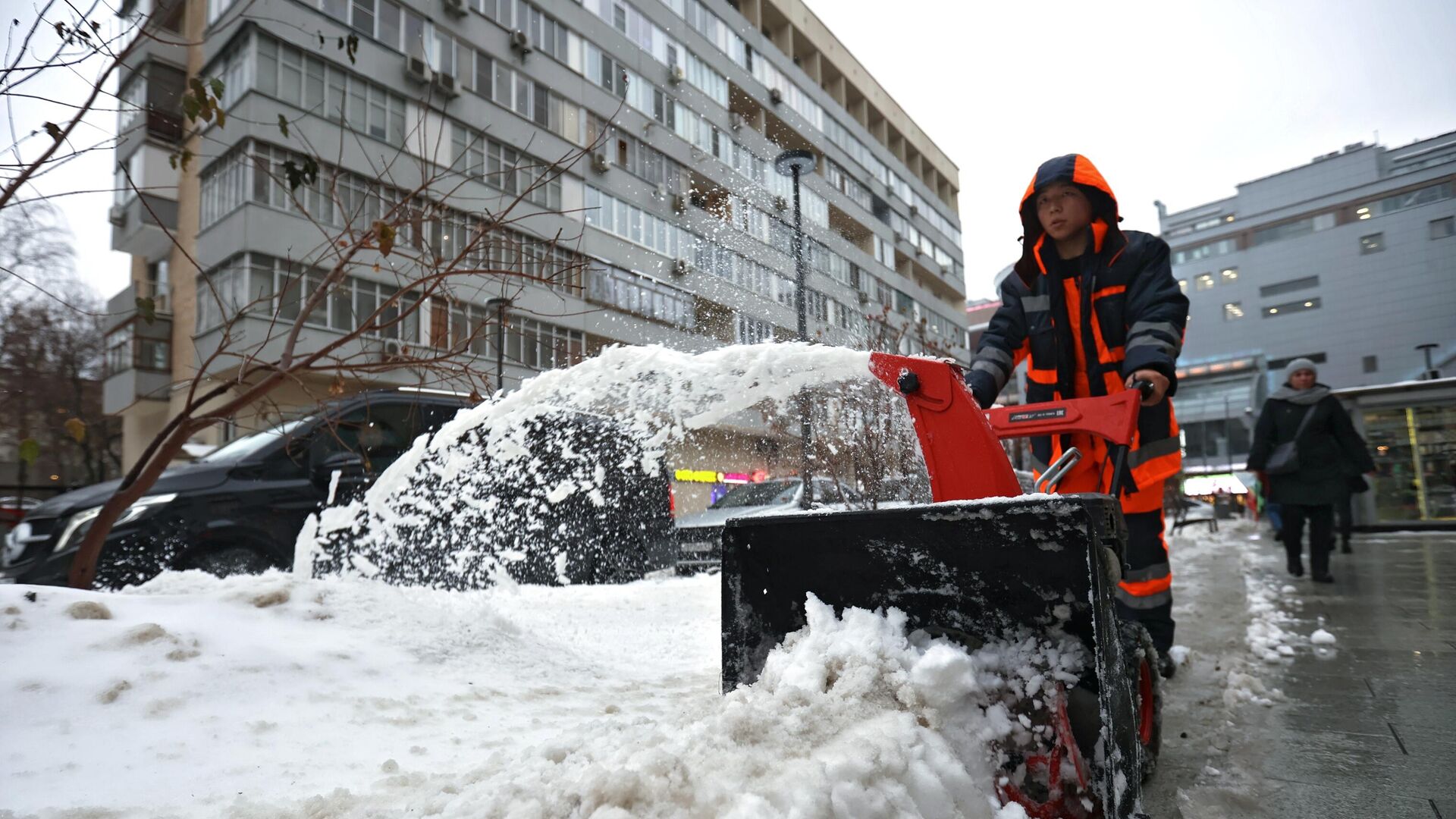 Коммунальные службы ликвидируют последствия снегопада в Москве - РИА Новости, 1920, 28.11.2023