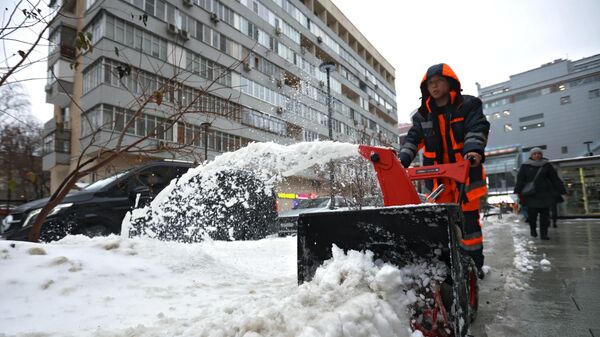 Коммунальные службы ликвидируют последствия снегопада