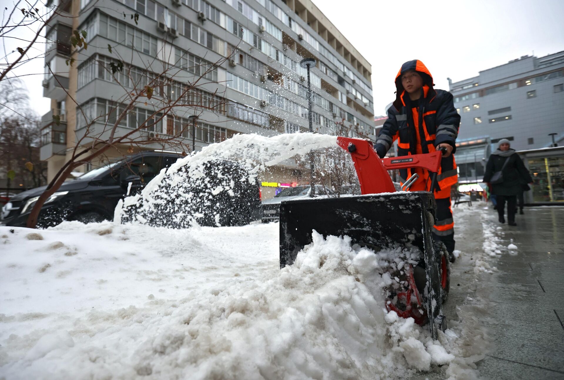 Коммунальные службы ликвидируют последствия снегопада в Москве - РИА Новости, 1920, 27.11.2023