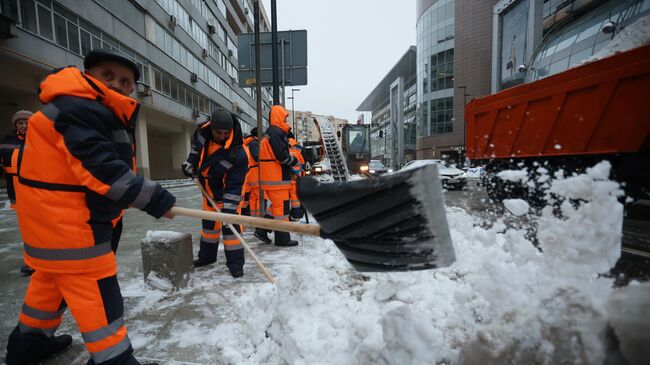 Коммунальные службы ликвидируют последствия снегопада в Москве