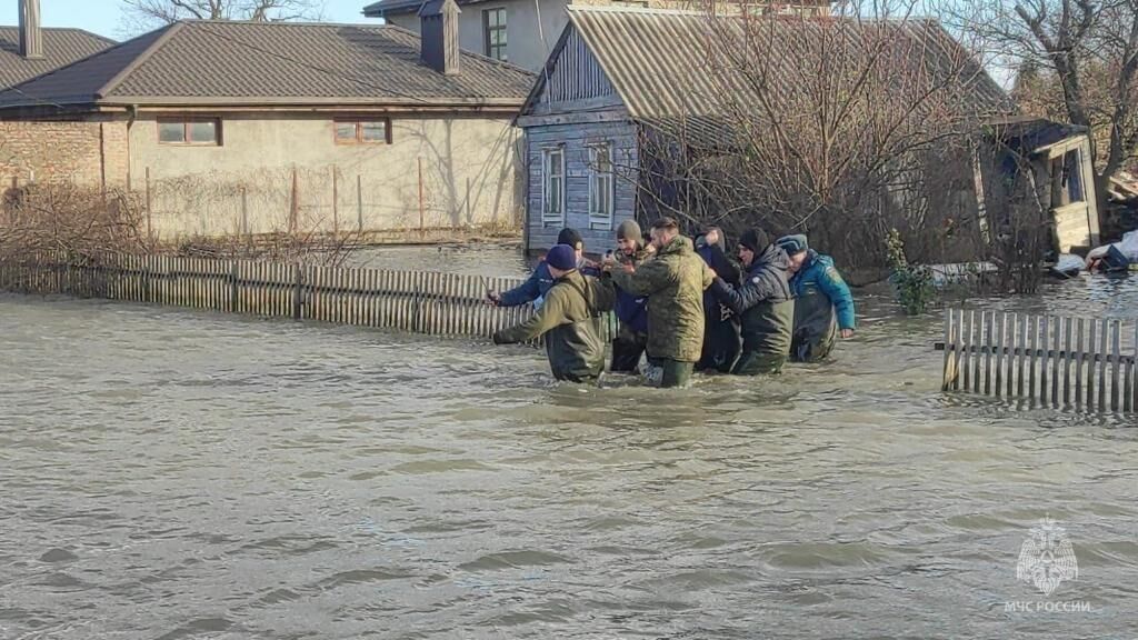 Эвакуация жителей после подтопления в Ростовской области. 27 ноября 2023 - РИА Новости, 1920, 27.11.2023