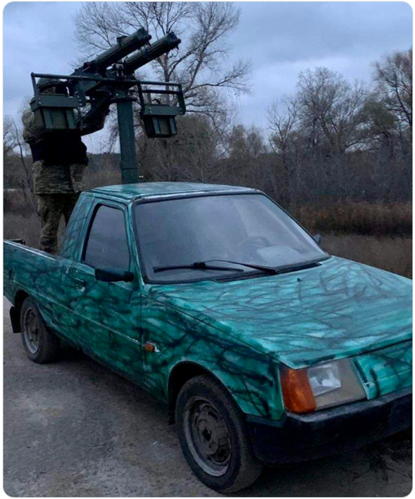 Скриншот публикации в соцсети X с украинскими военными, использующими пулеметы системы Максим