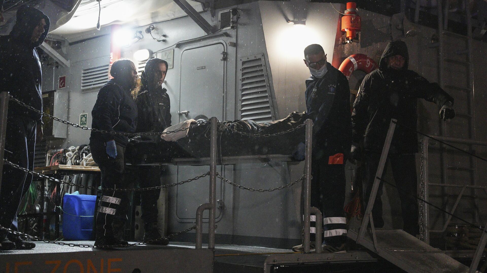 Спасатели подняли тело одного погибшего члена экипажа Raptor у греческого острова Лесбос - РИА Новости, 1920, 27.11.2023