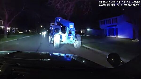 Кадр видео погони полиции за автопогрузчиком в американском городе Анн-Арбор
