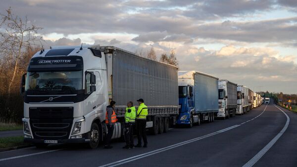 Очередь грузовых автомобилей в районе пограничного перехода Дорохуск-Ягодин на польско-украинской границе 