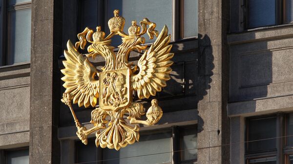 Государственный герб России на здании Госдумы