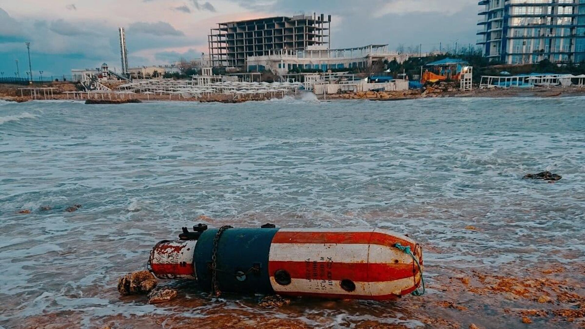 Под Севастополем шторм выбросил на пляж морскую мину - РИА Новости,  28.11.2023