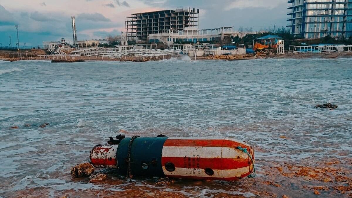 Учебная морская реактивно-всплывающая мина, выброшенная на берег после шторма в Севастополе - РИА Новости, 1920, 28.11.2023