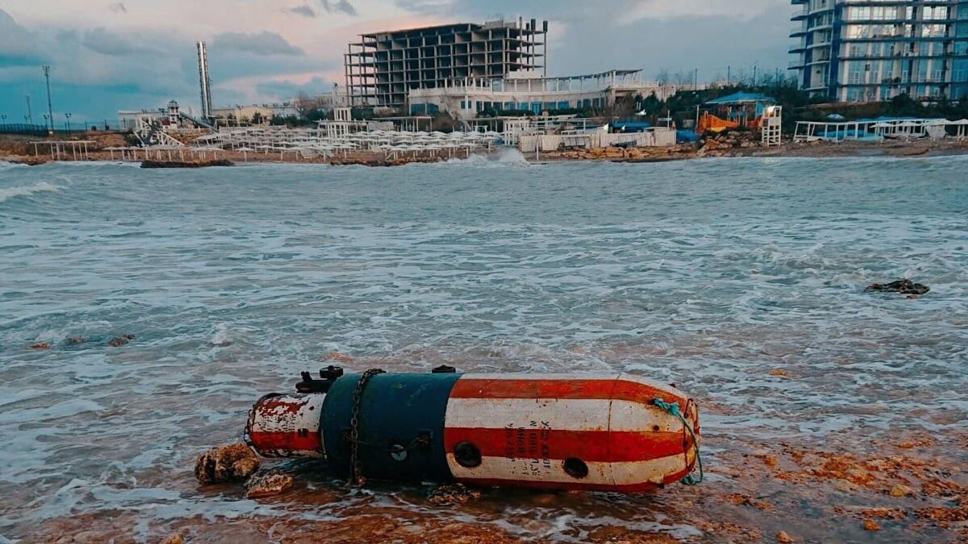 Учебная морская реактивно-всплывающая мина, выброшенная на берег после шторма в Севастополе - РИА Новости, 1920, 28.11.2023