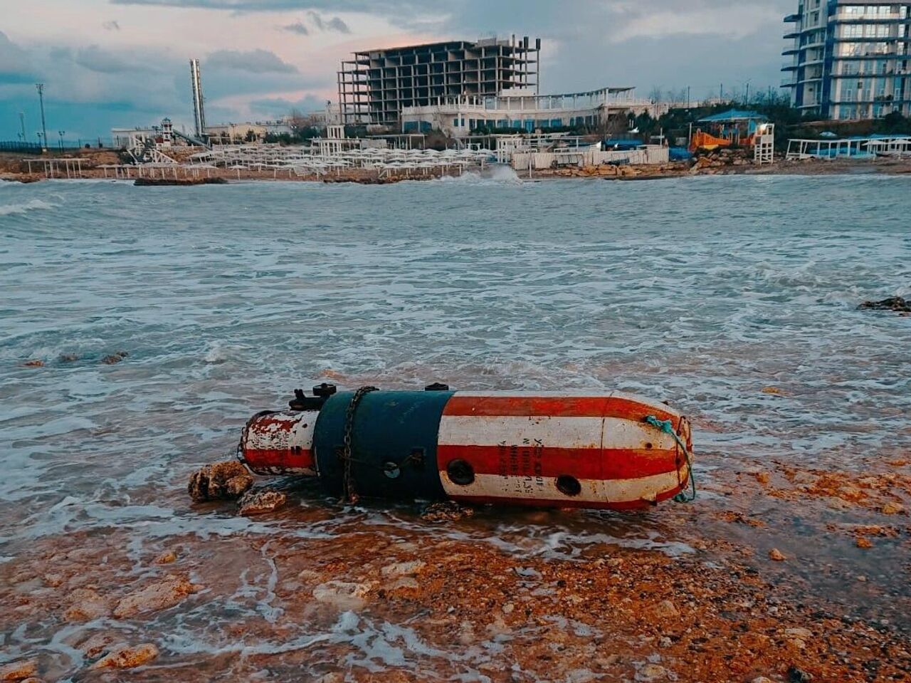 Под Севастополем шторм выбросил на пляж морскую мину - РИА Новости,  28.11.2023