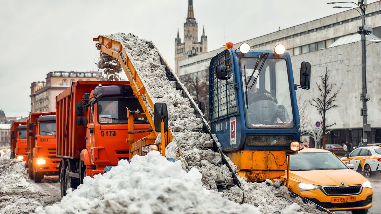 Городские службы проводят масштабные работы по уборке снега в Москве - РИА  Новости, 04.12.2023