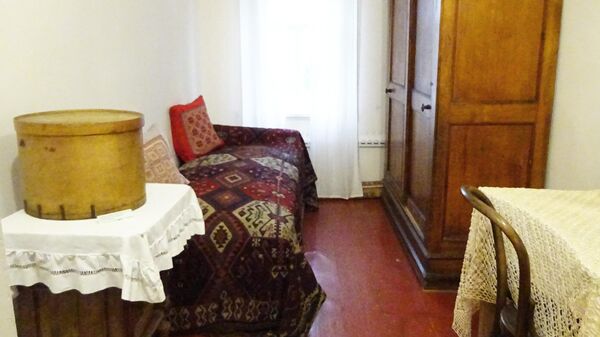 Комната Марины Цветаевой во флигеле, куда она привезла своего мужа после свадьбы на некоторое время