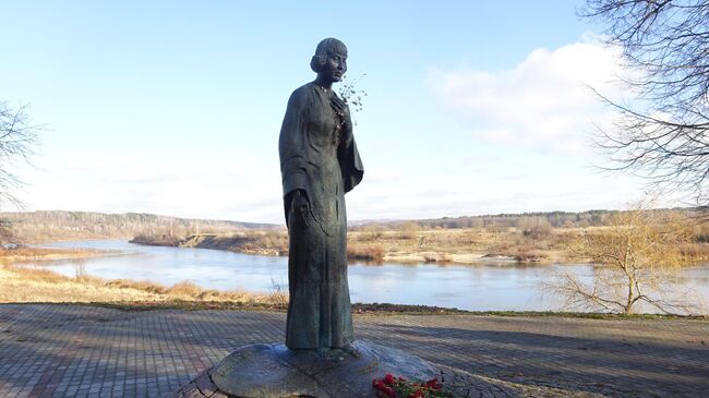 Памятник Марине Цветаевой в Городском саду