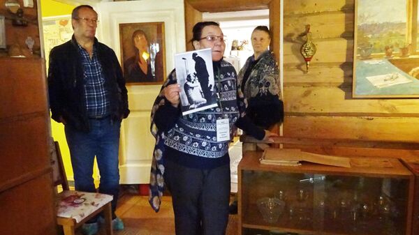 Экскурсовод в доме-музее Паустовского показывает фото, где Марлен Дитрих стоит на коленях перед писателем