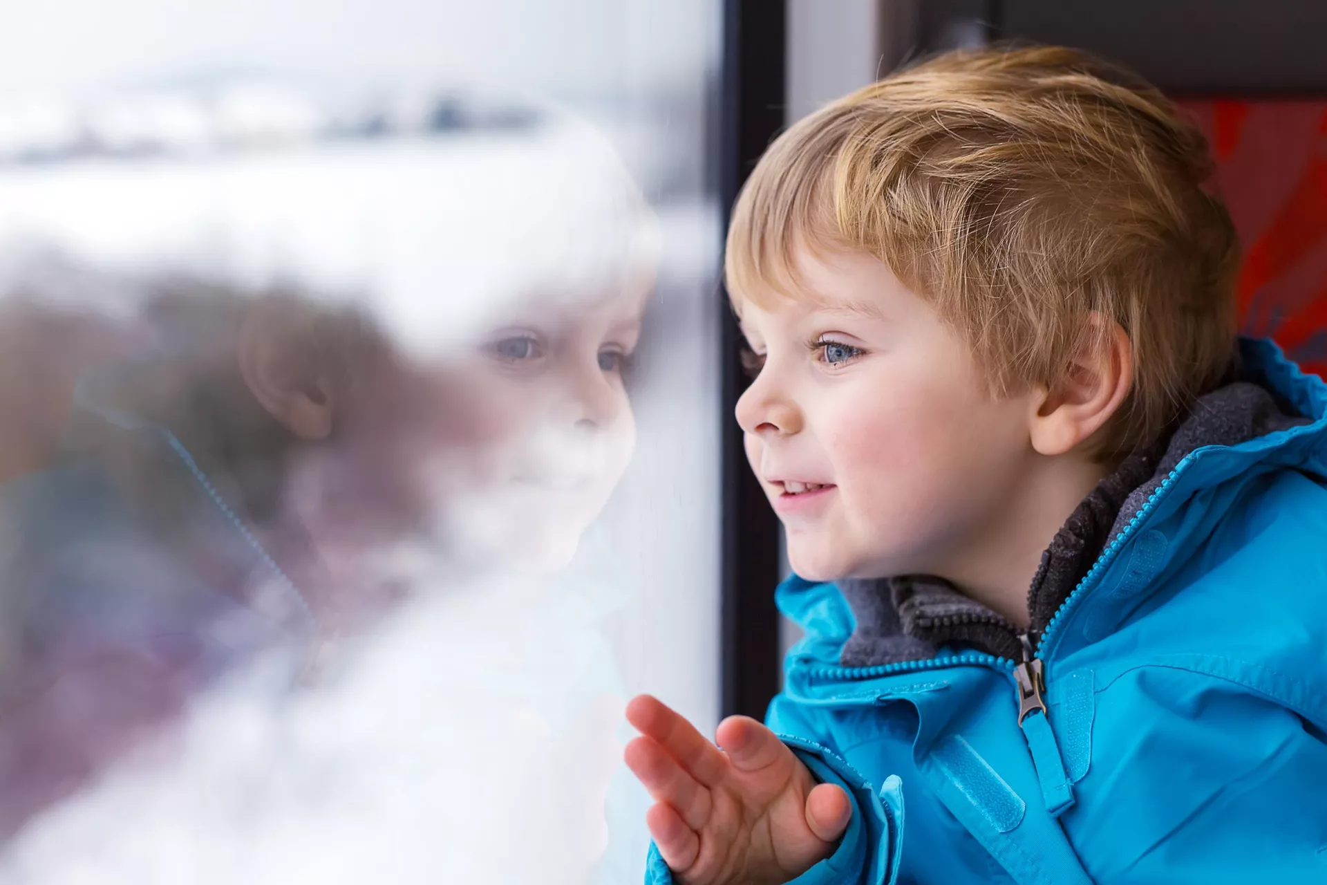 電車で窓の外を眺める子供 - RIA Novosti、1920年、2023年11月29日