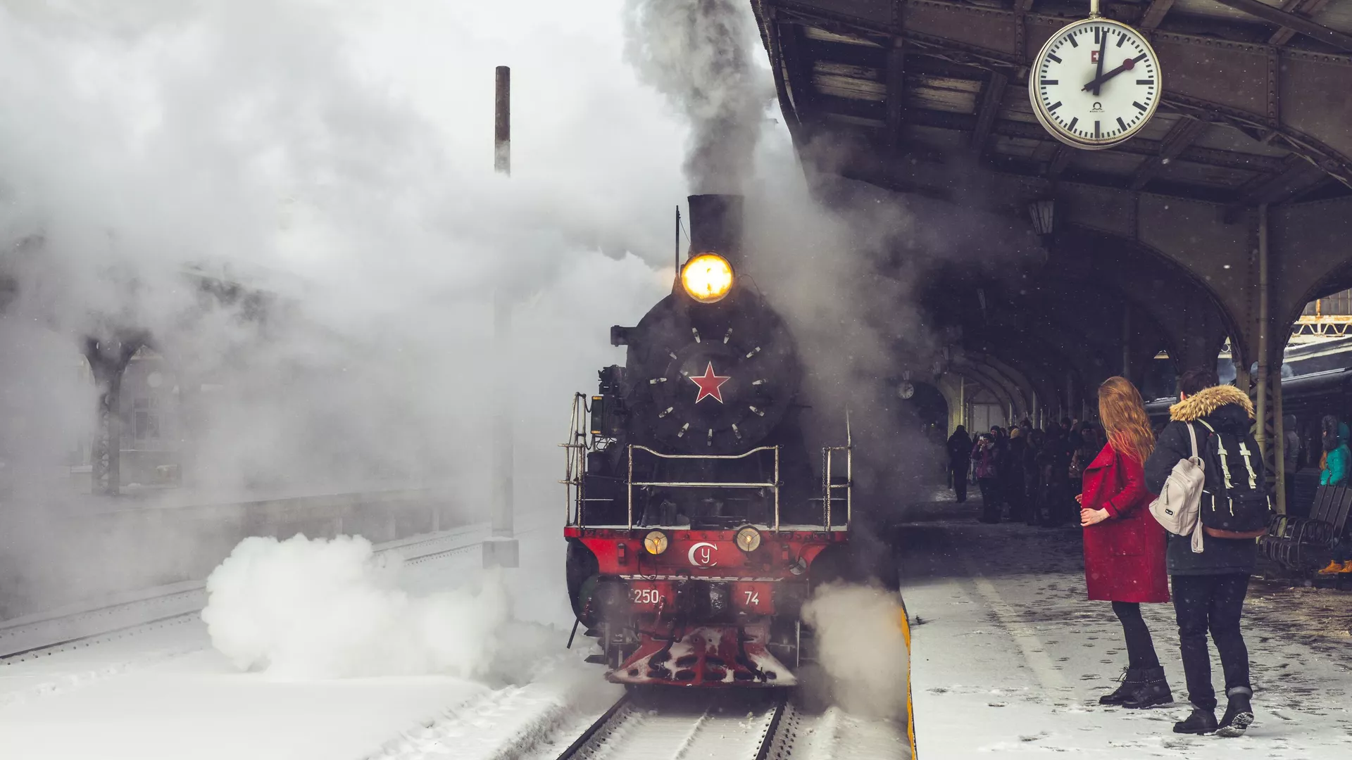 サンクトペテルブルクのプラットホーム上のレトロな列車 - RIA Novosti、1920 年、2023 年 12 月 4 日