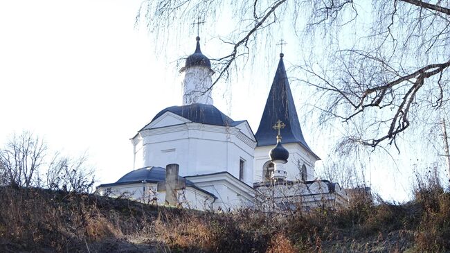 Воскресенская церковь, вид с Оки