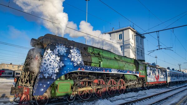 Поезд Деда Мороза прибывает на железнодорожный вокзал в Перми. 