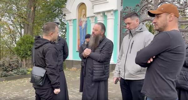 Митрополит Лонгин и представитель силовых структур возле Банченского монастыря