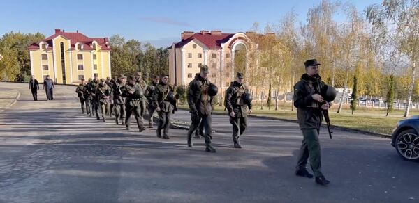 Военные с автоматами возле Банченского монастыря УПЦ