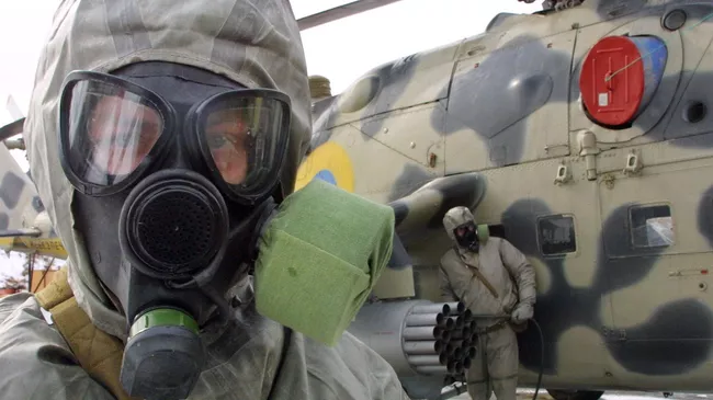 Украинские военные в защитных костюмах