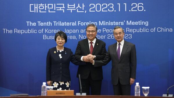 Министр иностранных дел Китая Ван И, министр иностранных дел Южной Кореи Пак Джин и министр иностранных дел Японии Ёко Камикава во время трехсторонней встречи в Пусане