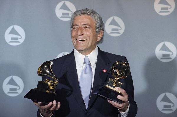 Певец Тони Беннет с наградами на премии Грэмми в 1995 году