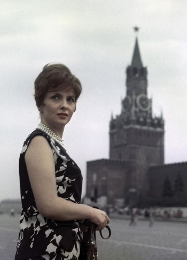 Итальянская киноактриса Джина Лоллобриджида на Красной площади перед Спасской башней