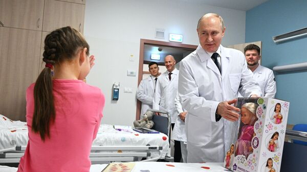 Президент России Владимир Путин во время посещения детского гематологического центра имени Димы Рогачева в Москве
