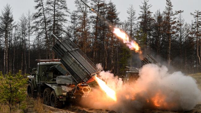 РСЗО БМ-21 Град гвардейского мотострелкового полка ЦВО ведут огонь по позициям ВСУ на Краснолиманском направлении спецоперации