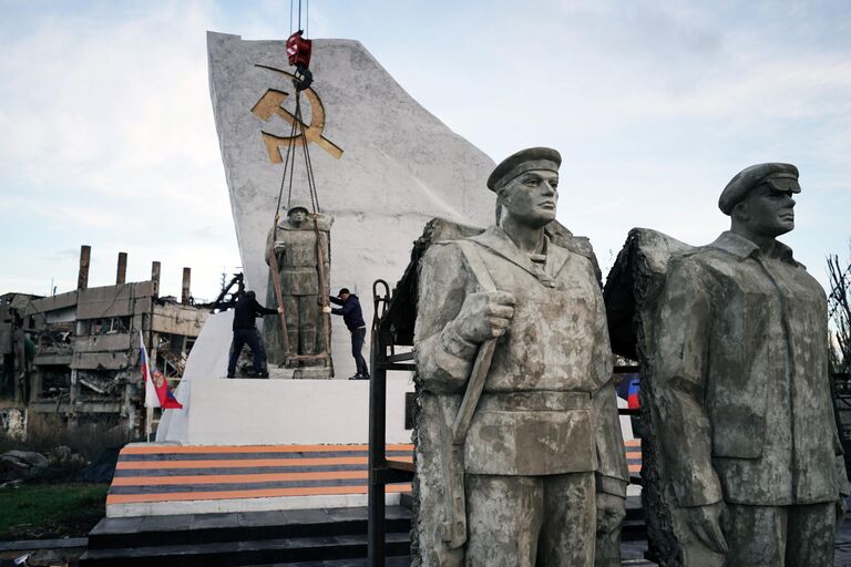 Установка на площадку мемориала фигур матроса, солдата и сталевара. В Мариуполе завершаются работы по восстановлению памятника погибшим и пропавшим в годы Великой Отечественной войны азовстальцам