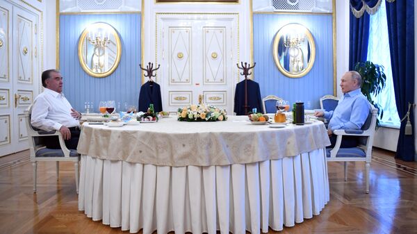 Президент РФ Владимир Путин и президент Таджикистана Эмомали Рахмон (слева) во время неформального завтрака