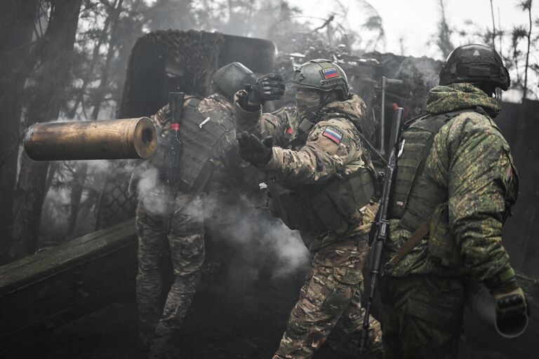 Артиллеристы Вооруженных сил России ведут огонь по позициям ВСУ с применением буксируемых 152-миллиметровых гаубиц Мста-Б подразделений артиллерии ЦВО на Краснолиманском направлении специальной военной операции